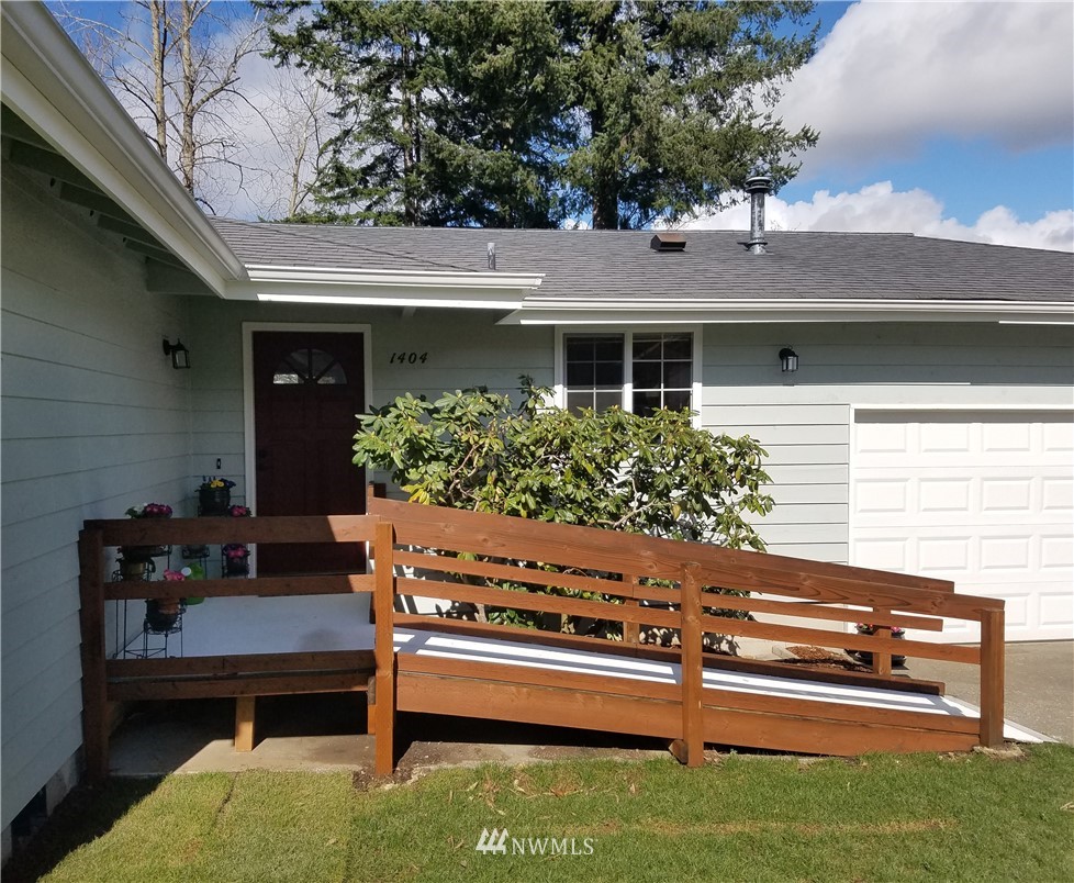 1404 Welling Road Bellingham, WA 98226 - Photo 2 of 21 a front view of a house with a garden