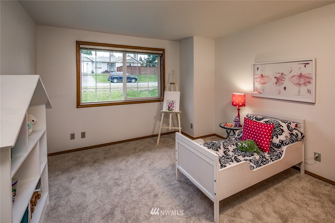 1404 Welling Road Bellingham, WA 98226 - Photo 15 of 21 a living room with furniture and a window