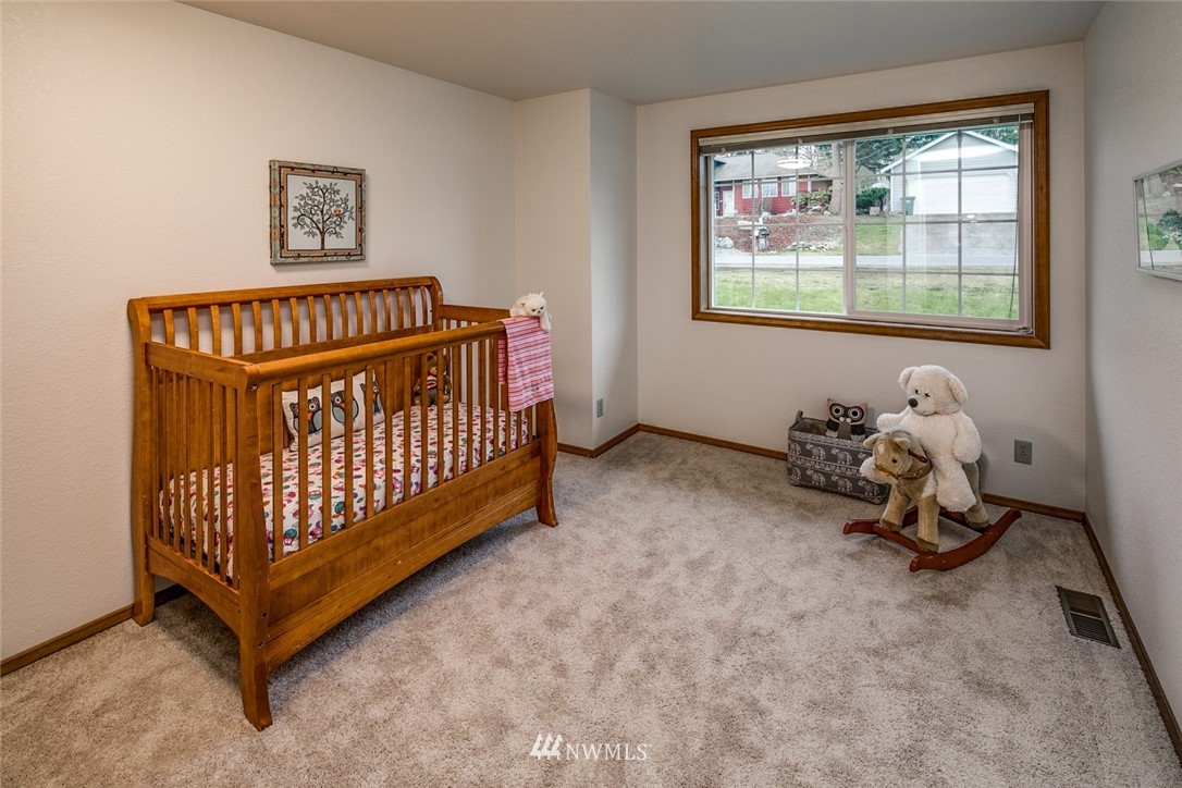 1404 Welling Road Bellingham, WA 98226 - Photo 17 of 21 a bedroom with a bed and a window