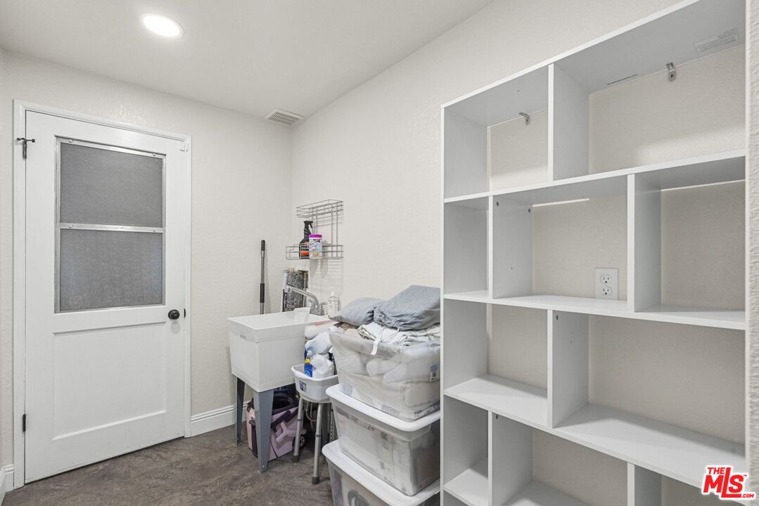 1197 Oriole Road Wrightwood, CA 92397 - Photo 30 of 50 a room with a workspace
