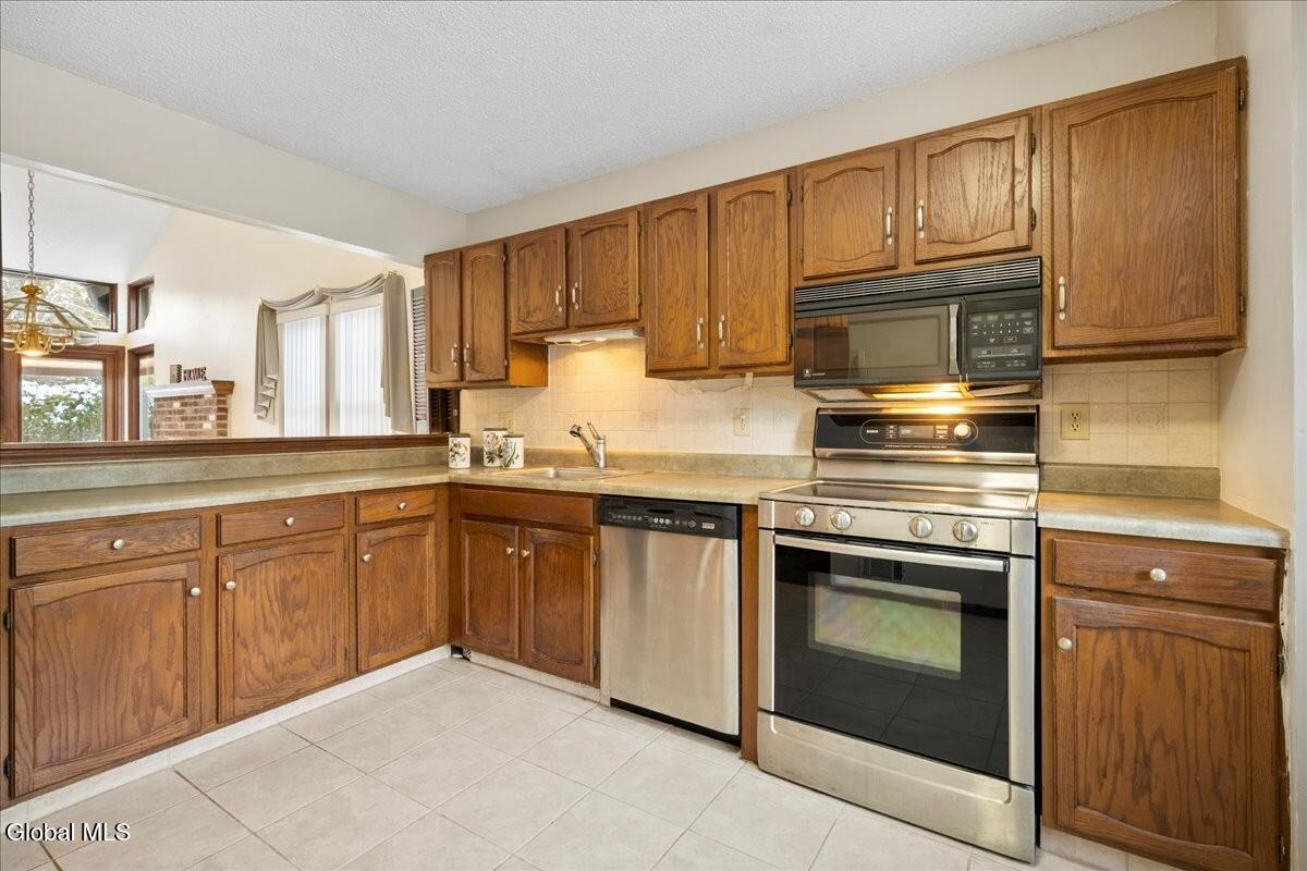 17 Oxford Road Bethlehem, NY 12159 - Photo 6 of 29 6