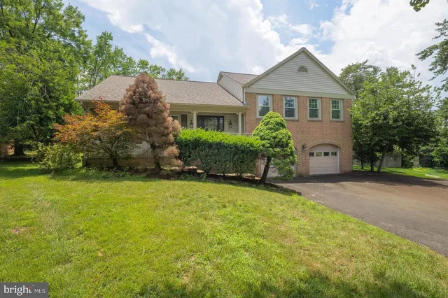 $899,000 | 10 Pinto Court, Rockville, MD 20850