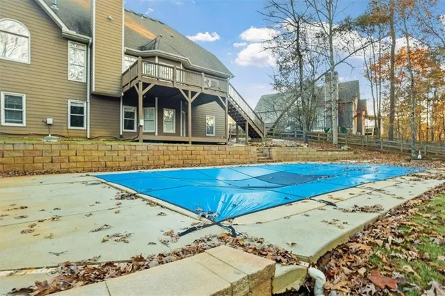 a picture of a bench in the wall