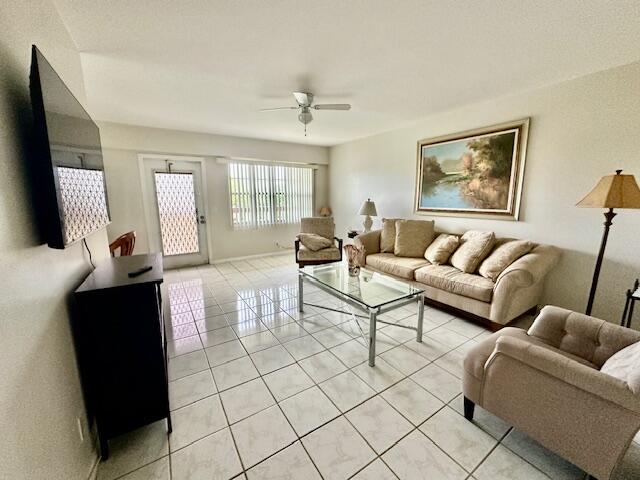588 Mansfield M Boca Raton, FL 33434 - Photo 5 of 27 Living Area