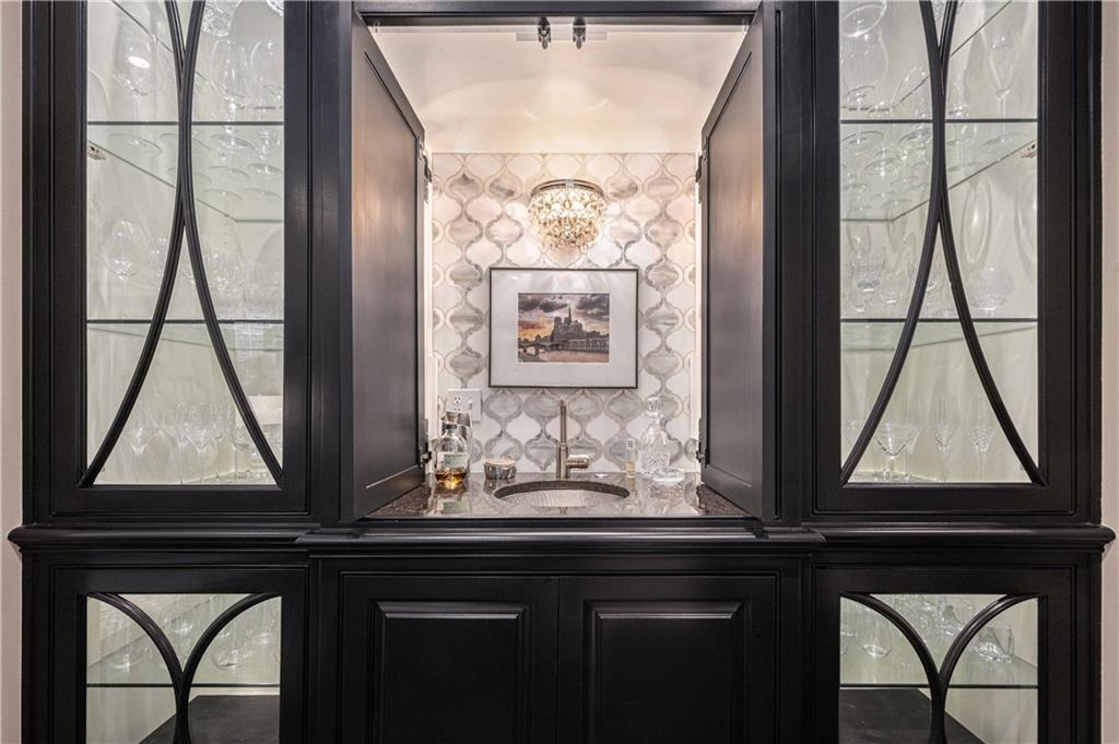 1901 Stratford Road Mission Hills, KS 66208 - Photo 13 of 58