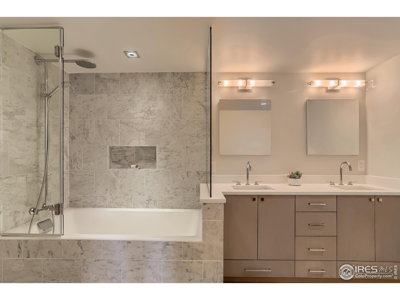 153 Poorman Road Boulder, CO 80302 - Photo 31 of 40 a bathroom with a sink a mirror and a bathtub