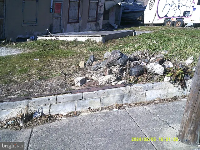 a view of a backyard of the house