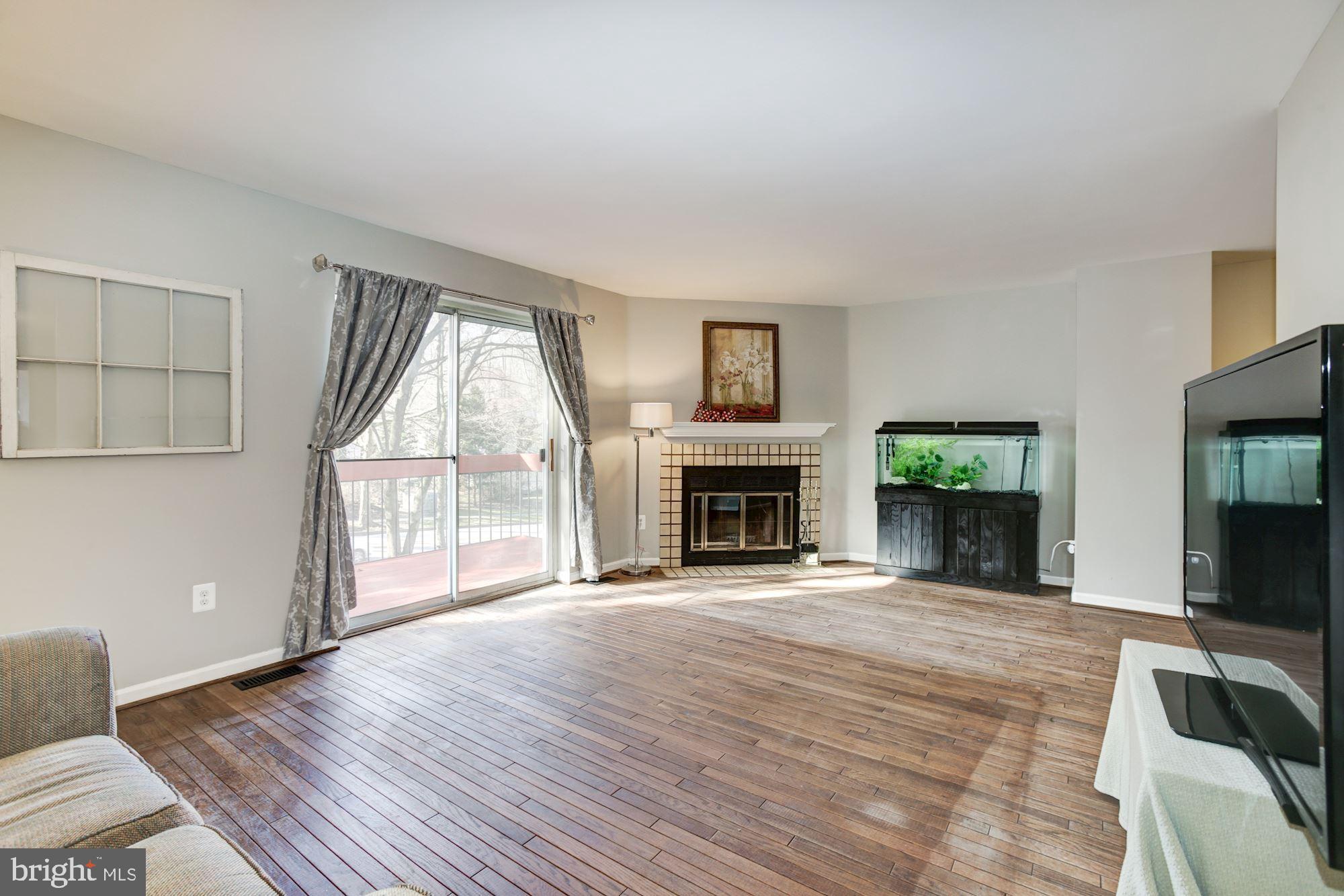 9701 Early Spring Way Columbia, MD 21046 - Photo 7 of 36 Living Room
