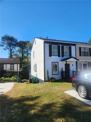a view of a house with a yard