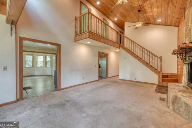 a view of an entryway with a livingroom