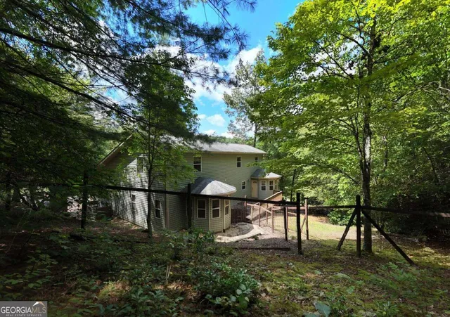 a view of a backyard