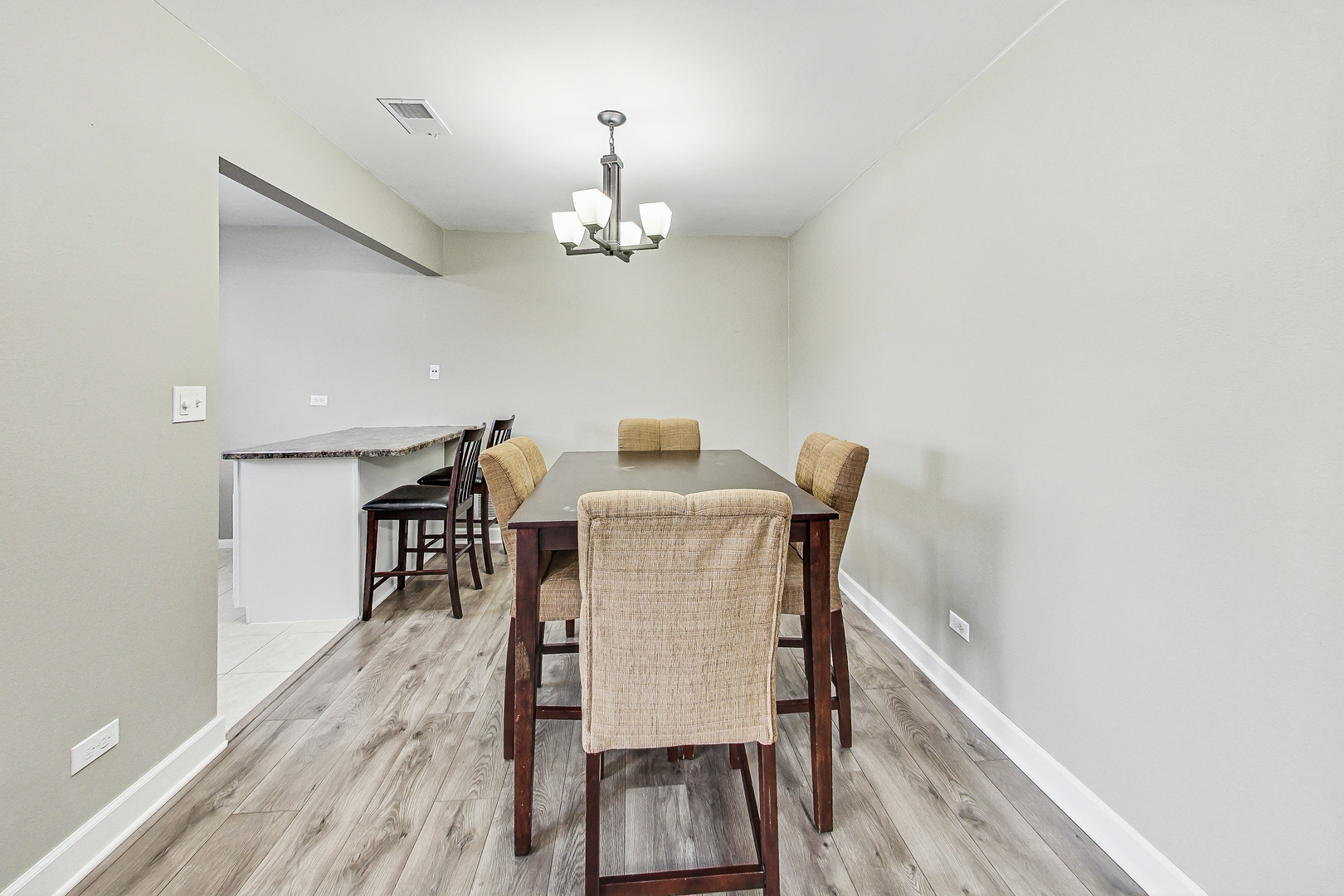 451 Raintree Court, Unit 2B Glen Ellyn, IL 60137 - Photo 5 of 25 Gallery Image 5