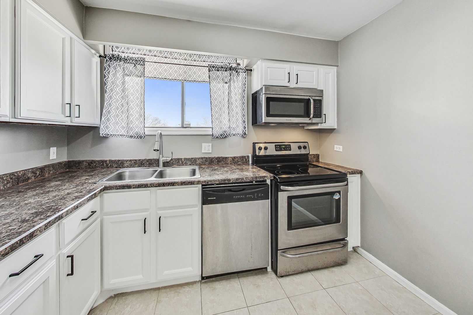 451 Raintree Court, Unit 2B Glen Ellyn, IL 60137 - Photo 7 of 25 Gallery Image 7