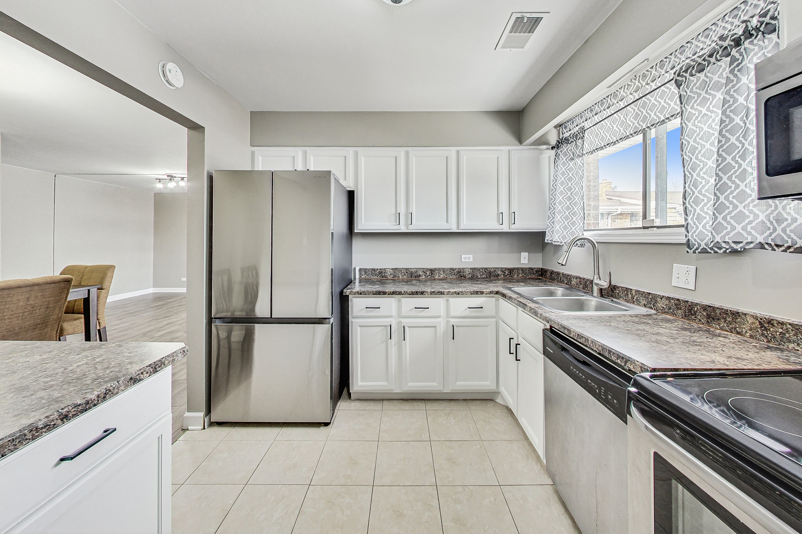 451 Raintree Court, Unit 2B Glen Ellyn, IL 60137 - Photo 8 of 25 Gallery Image 8