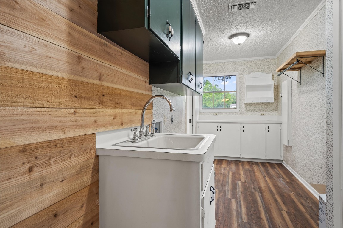 4101 Briar Cliff Road Temple, TX 76502 - Photo 24 of 40 a bathroom with a sink and a mirror