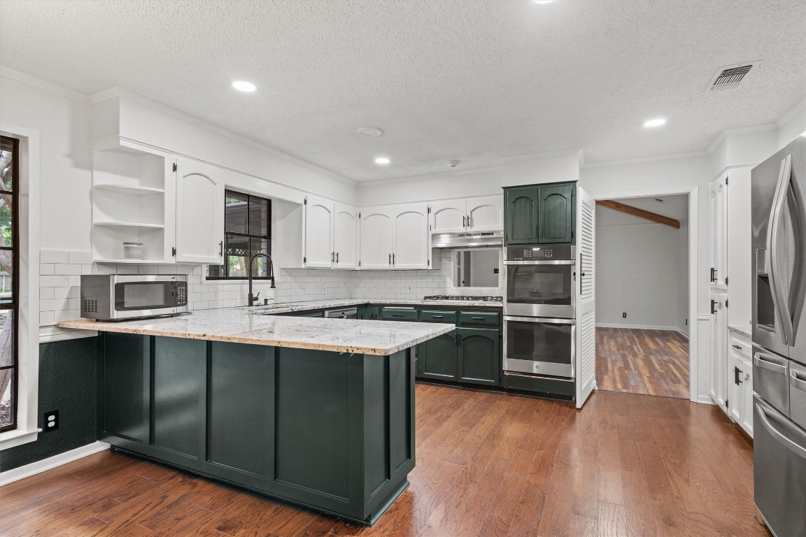 4101 Briar Cliff Road Temple, TX 76502 - Photo 10 of 40 a kitchen with stainless steel appliances a sink stove and refrigerator