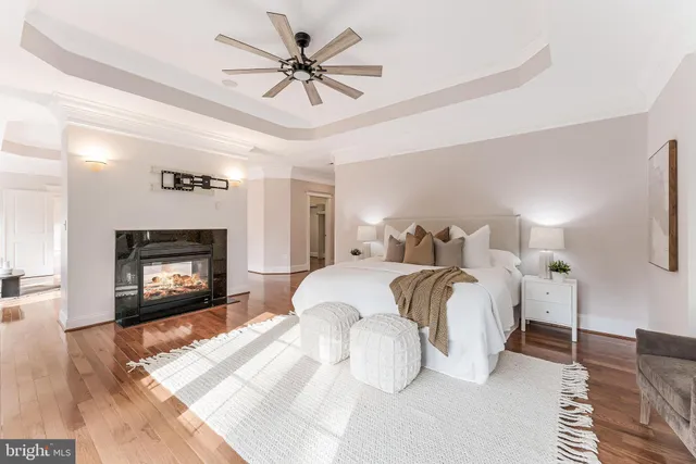 a view of a house with yard and plants