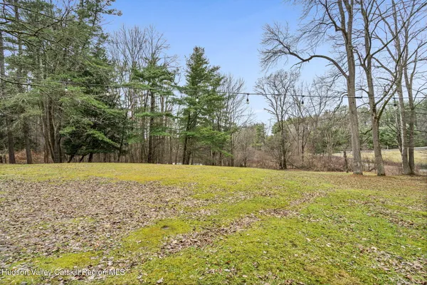 a view of a yard with a house