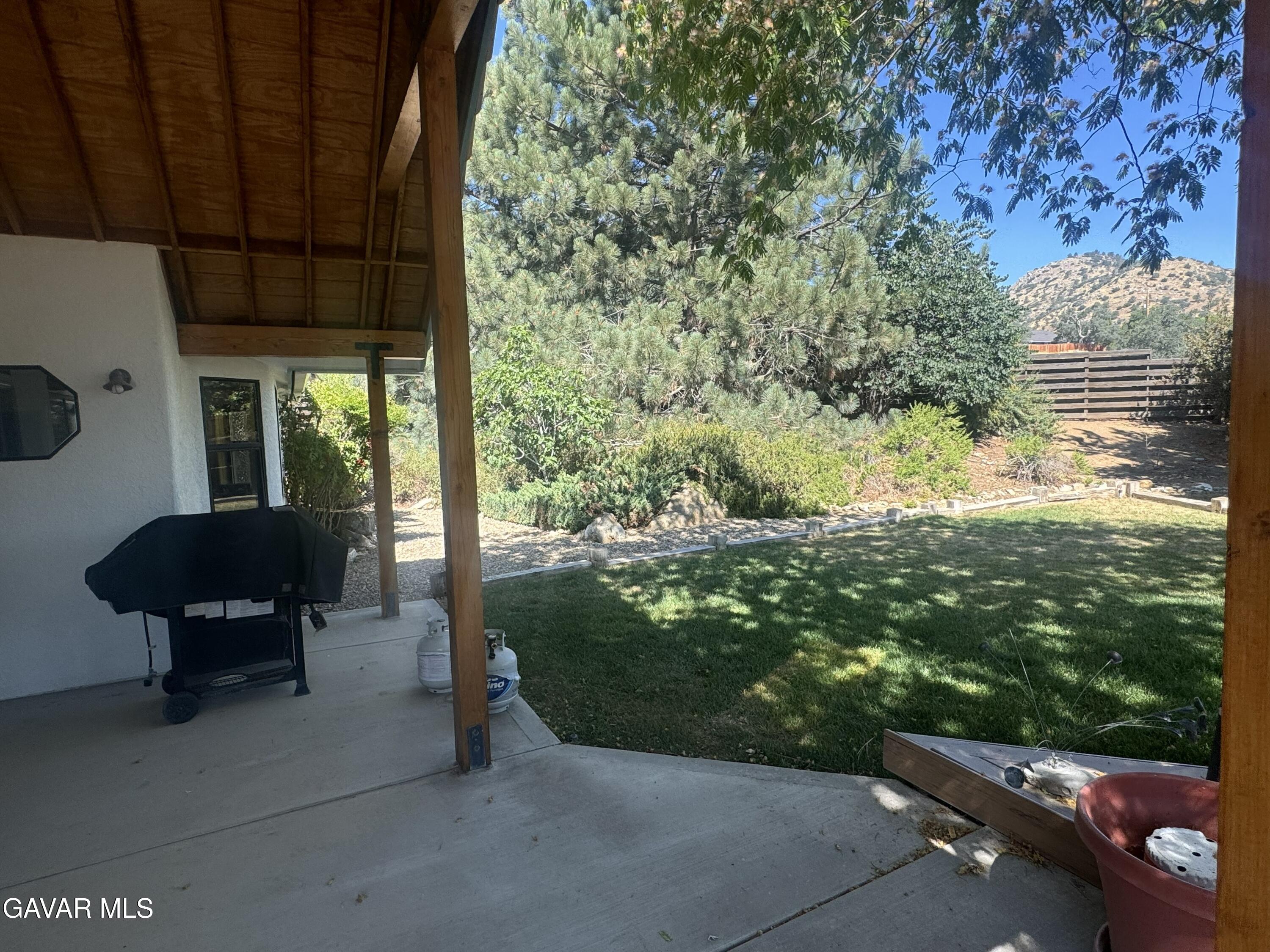 21405 Prospect Avenue Tehachapi, CA 93561 - Photo 19 of 20 backyard