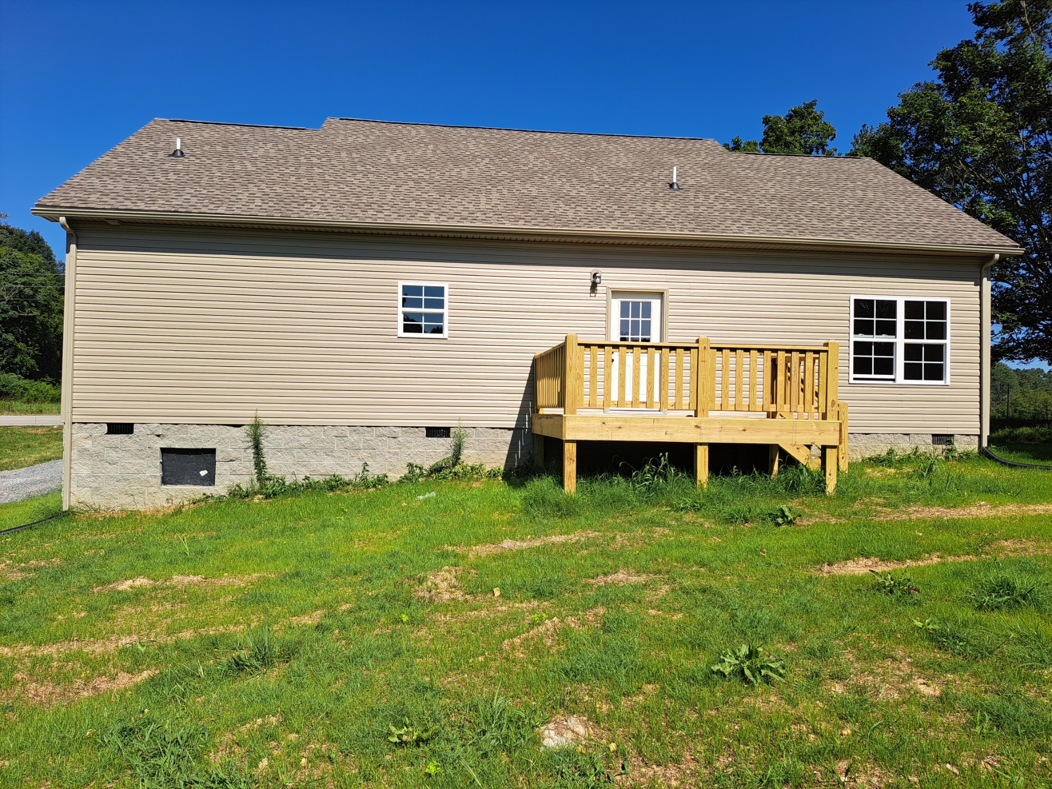 989 Carthage Road Red Boiling Springs, TN 37150 - Photo 5 of 19 a view of a house with a yard