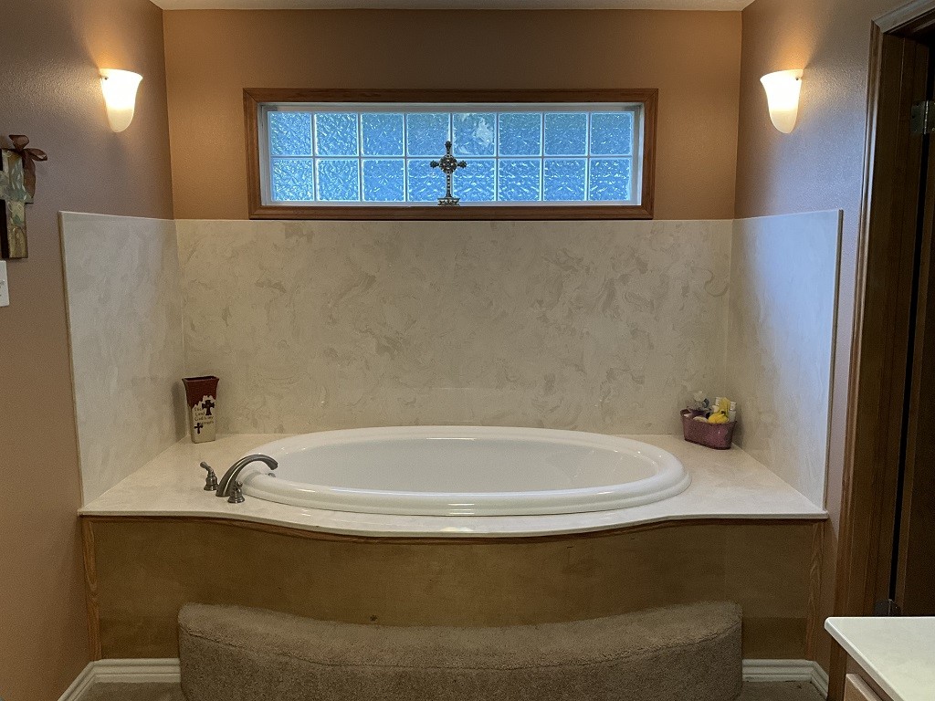 416 Division Street Jewett, TX 75846 - Photo 21 of 36 a bathroom with a tub and a sink