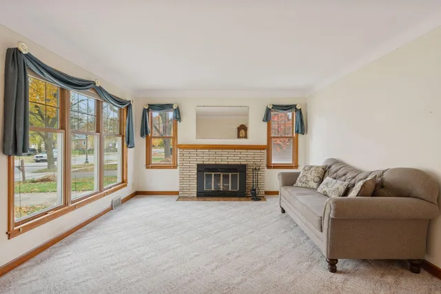 $400,000 | 869 Lowa Avenue West, St. Paul, MN 55117