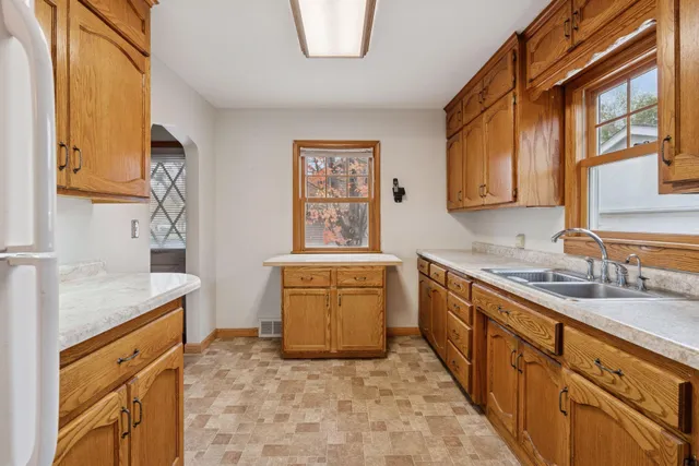 $400,000 | 869 Lowa Avenue West, St. Paul, MN 55117