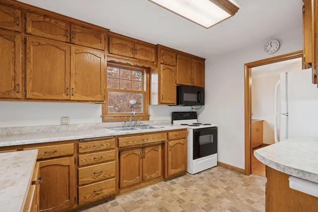 $400,000 | 869 Lowa Avenue West, St. Paul, MN 55117