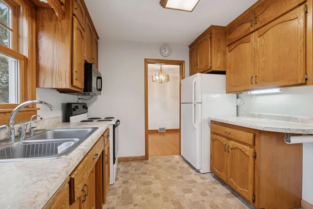 $400,000 | 869 Lowa Avenue West, St. Paul, MN 55117