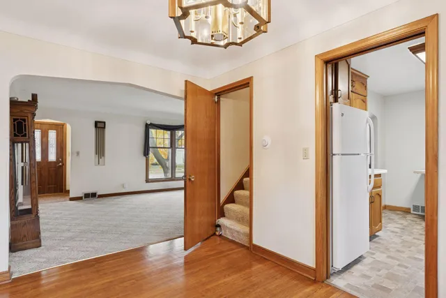 $400,000 | 869 Lowa Avenue West, St. Paul, MN 55117