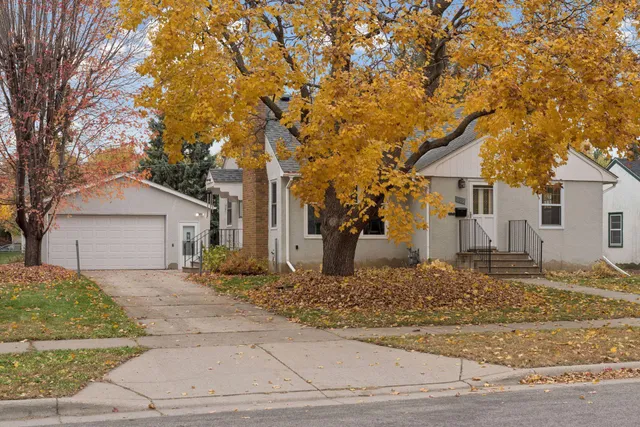 $400,000 | 869 Lowa Avenue West, St. Paul, MN 55117