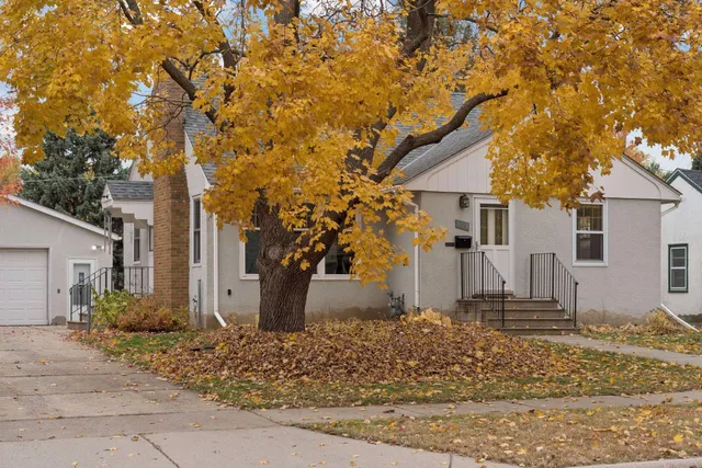 $400,000 | 869 Lowa Avenue West, St. Paul, MN 55117