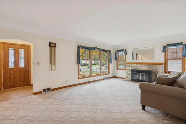 $400,000 | 869 Lowa Avenue West, St. Paul, MN 55117