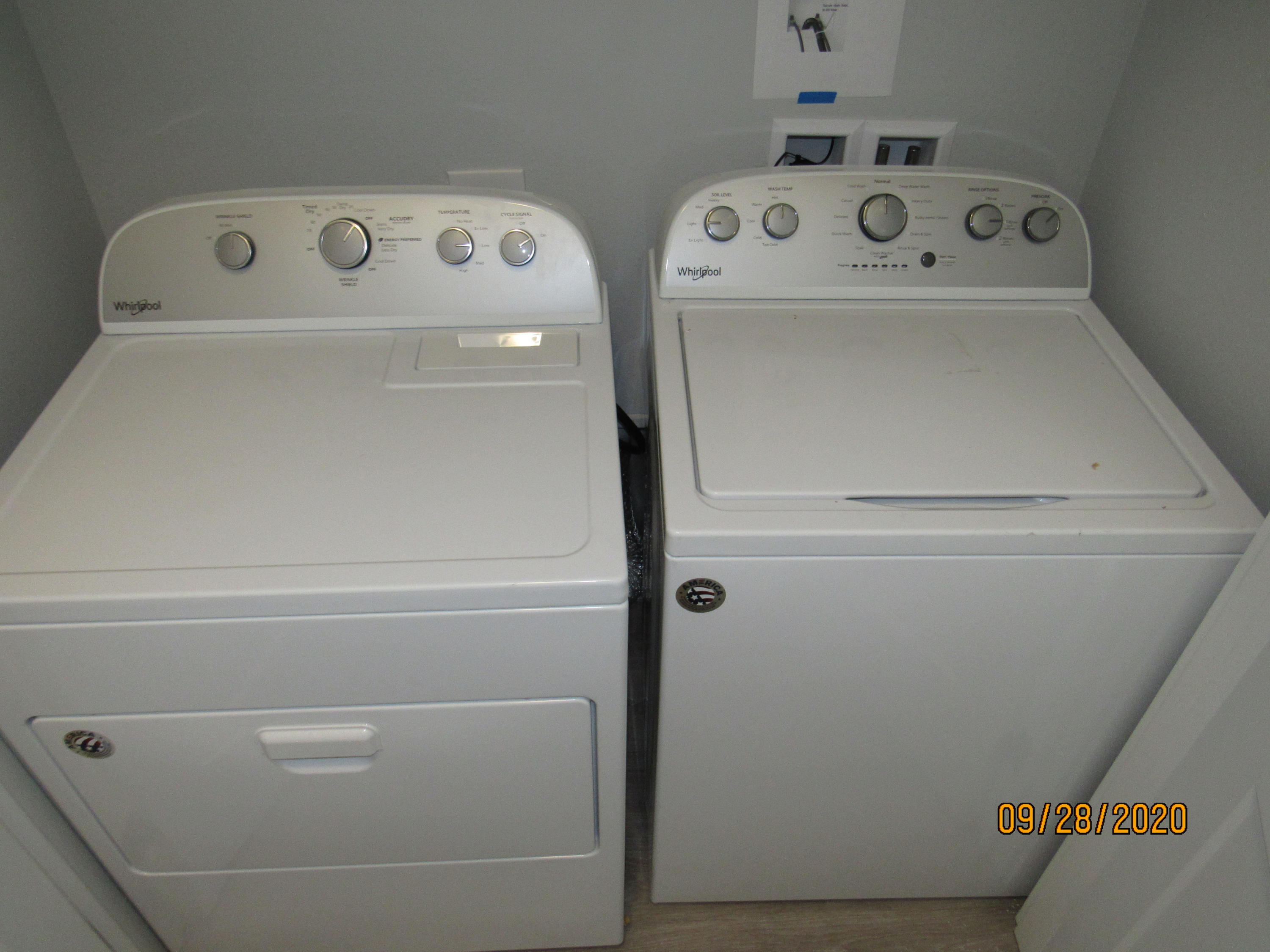 45 South Sand Palm Road Freeport, FL 32439 - Photo 16 of 19 a close up of a washer and dryer