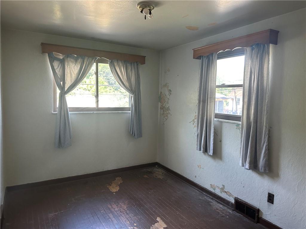 998 Chartiers Avenue Carnegie, PA 15106 - Photo 6 of 10 an empty room with a window