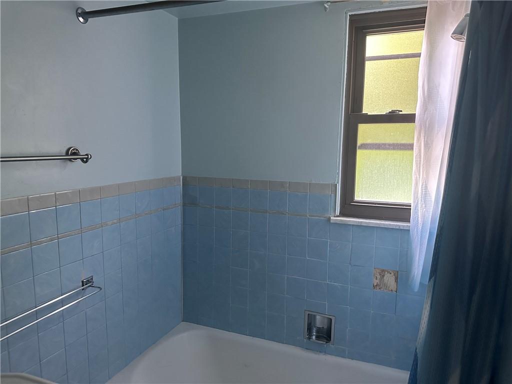 998 Chartiers Avenue Carnegie, PA 15106 - Photo 10 of 10 a bathroom with a bathtub