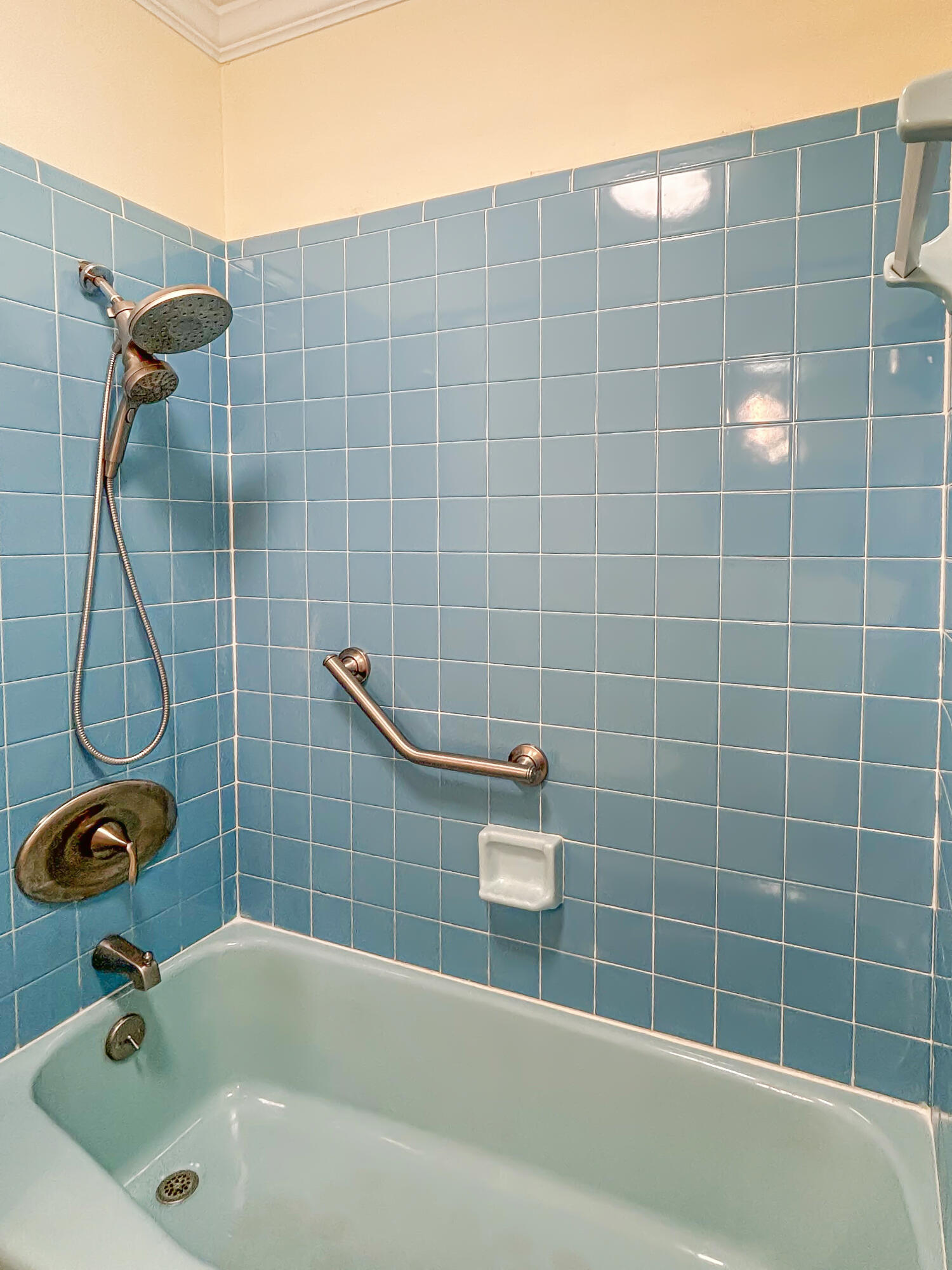 2531 River Road Moore Haven, FL 33471 - Photo 21 of 30 a bathroom with a bath tub