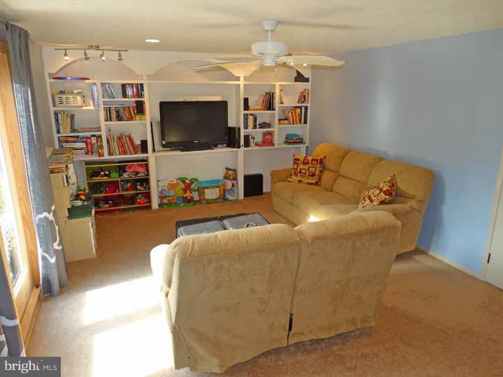 9761 Susan Road Philadelphia, PA 19115 - Photo 11 of 24 Family Room