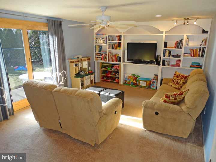 9761 Susan Road Philadelphia, PA 19115 - Photo 12 of 24 Family Room
