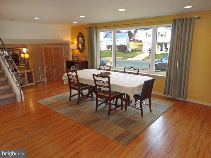 9761 Susan Road Philadelphia, PA 19115 - Photo 3 of 24 Living Room