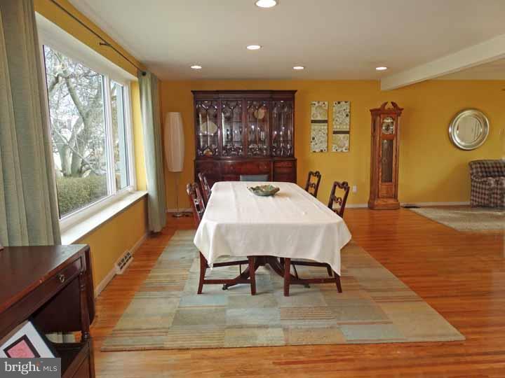 9761 Susan Road Philadelphia, PA 19115 - Photo 4 of 24 Living Room