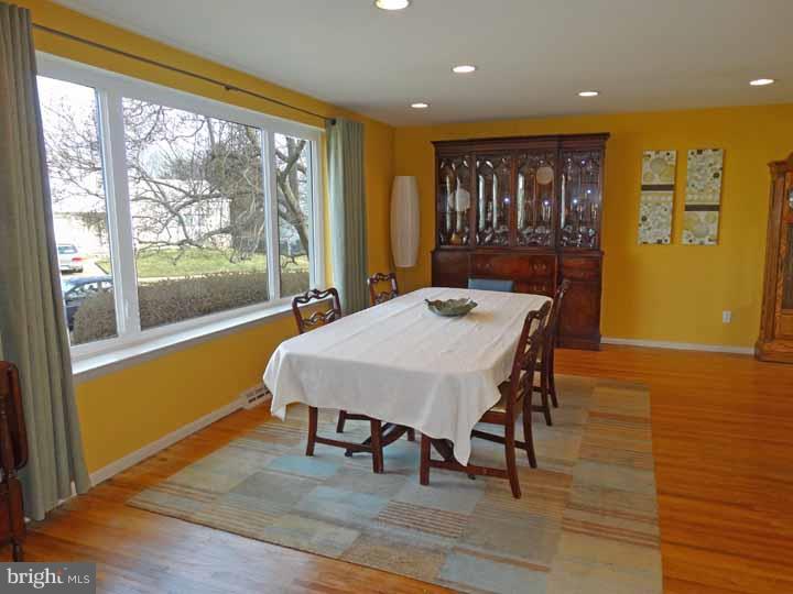 9761 Susan Road Philadelphia, PA 19115 - Photo 5 of 24 Living Room