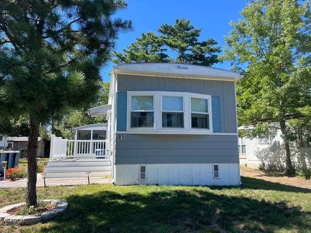 a view of front of house with yard