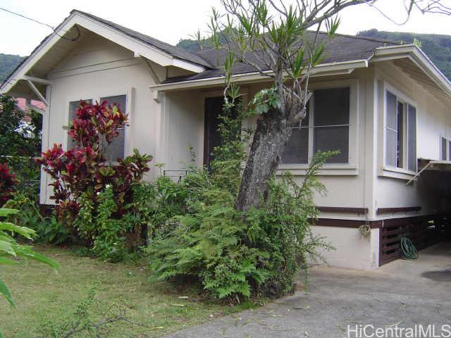3217 East Manoa Road Honolulu, HI 96822 - Photo 1 of 1 a front view of house with yard