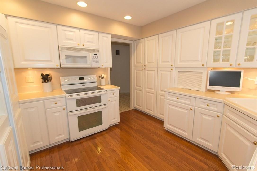 36874 Chesapeake Road Farmington, MI 48335 - Photo 15 of 46 Kitchen