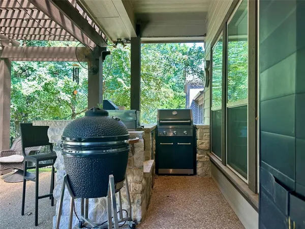 a view of a outdoor space with a hardwood