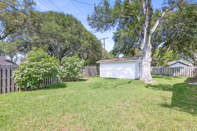 a view of a back yard