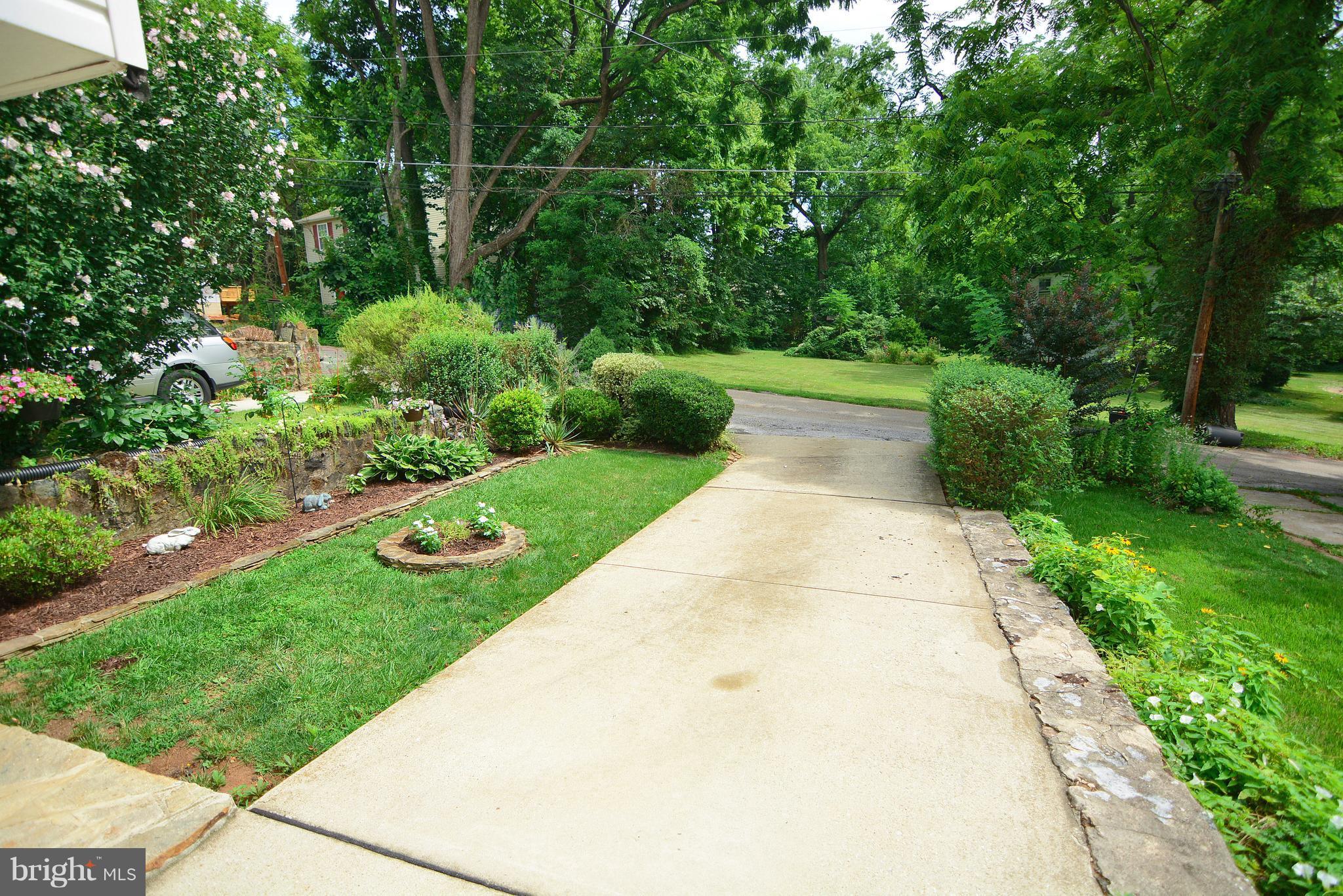 39 North Belle Grove Road Baltimore, MD 21228 - Photo 17 of 20 Driveway for several cars