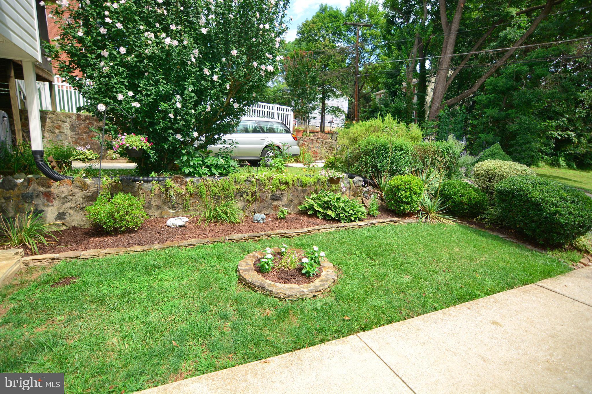 39 North Belle Grove Road Baltimore, MD 21228 - Photo 18 of 20 Landscaped and manicured