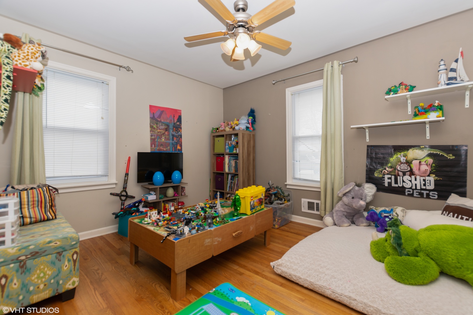 10906 Parkside Avenue Chicago Ridge, IL 60415 - Photo 5 of 15 a living room with furniture and a flat screen tv